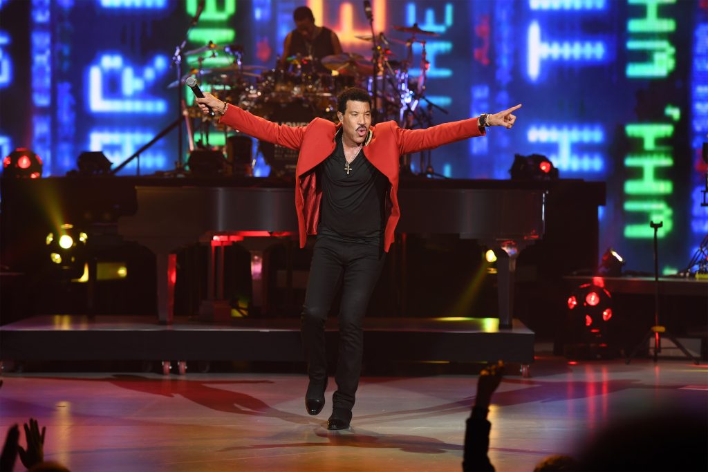 Lionel Richie All The Hits Debuts In Las Vegas To Sold Out Crowd